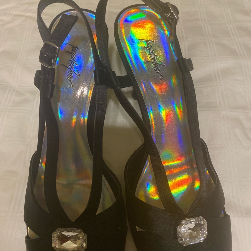 Beautiful shoe looks nice with a beautiful dress very comfortable